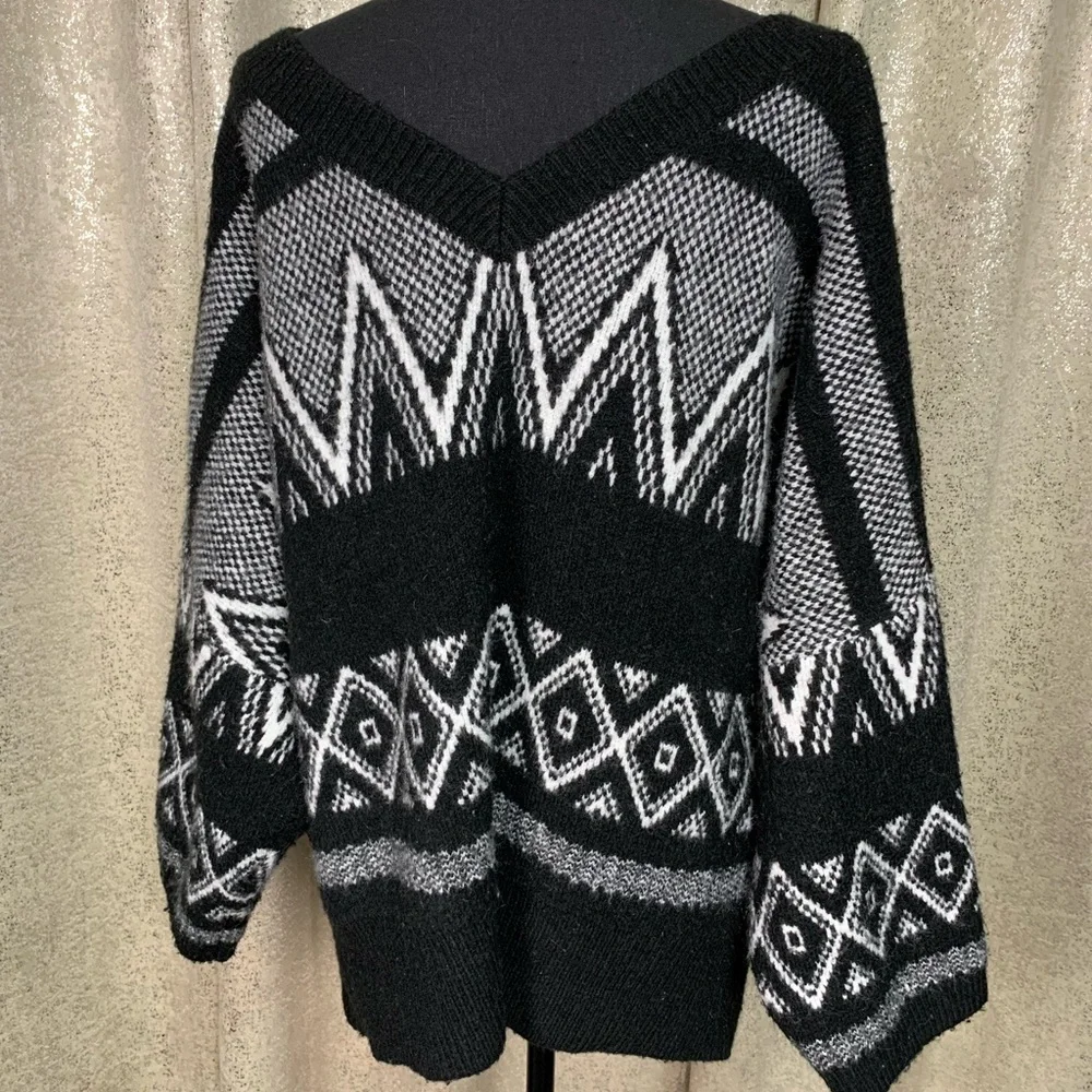 POL Black and White Tribal Wide Sleeve Sweater - Picture 4 of 5